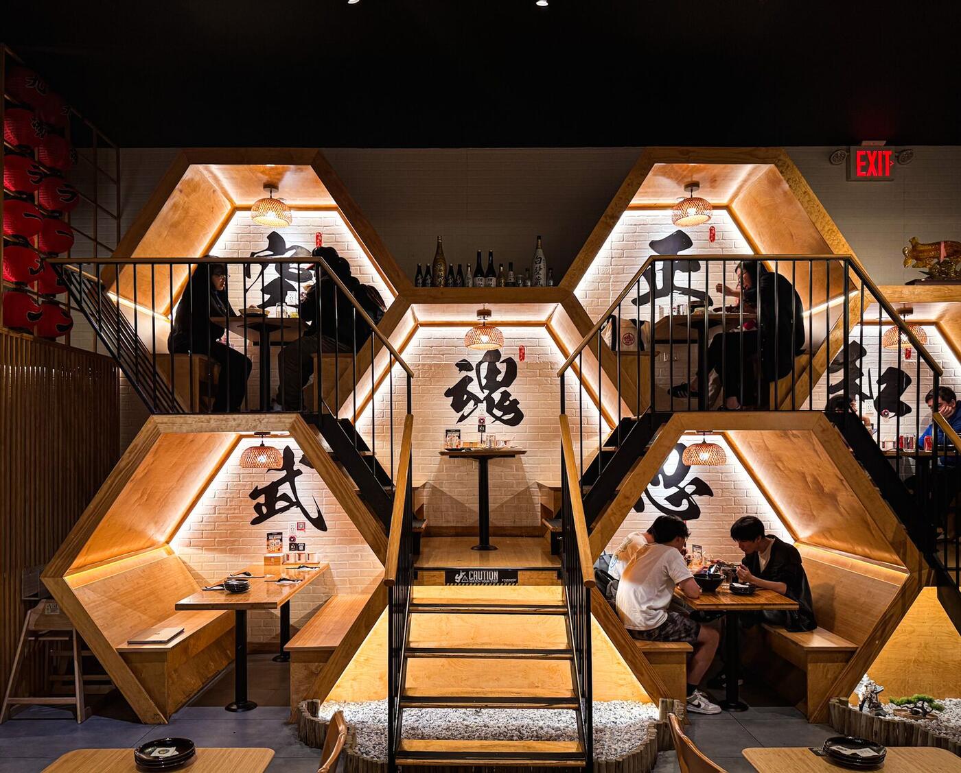 九汤屋 Best Noodle 纽约唐人街店内的六角蜂巢原木双层卡座