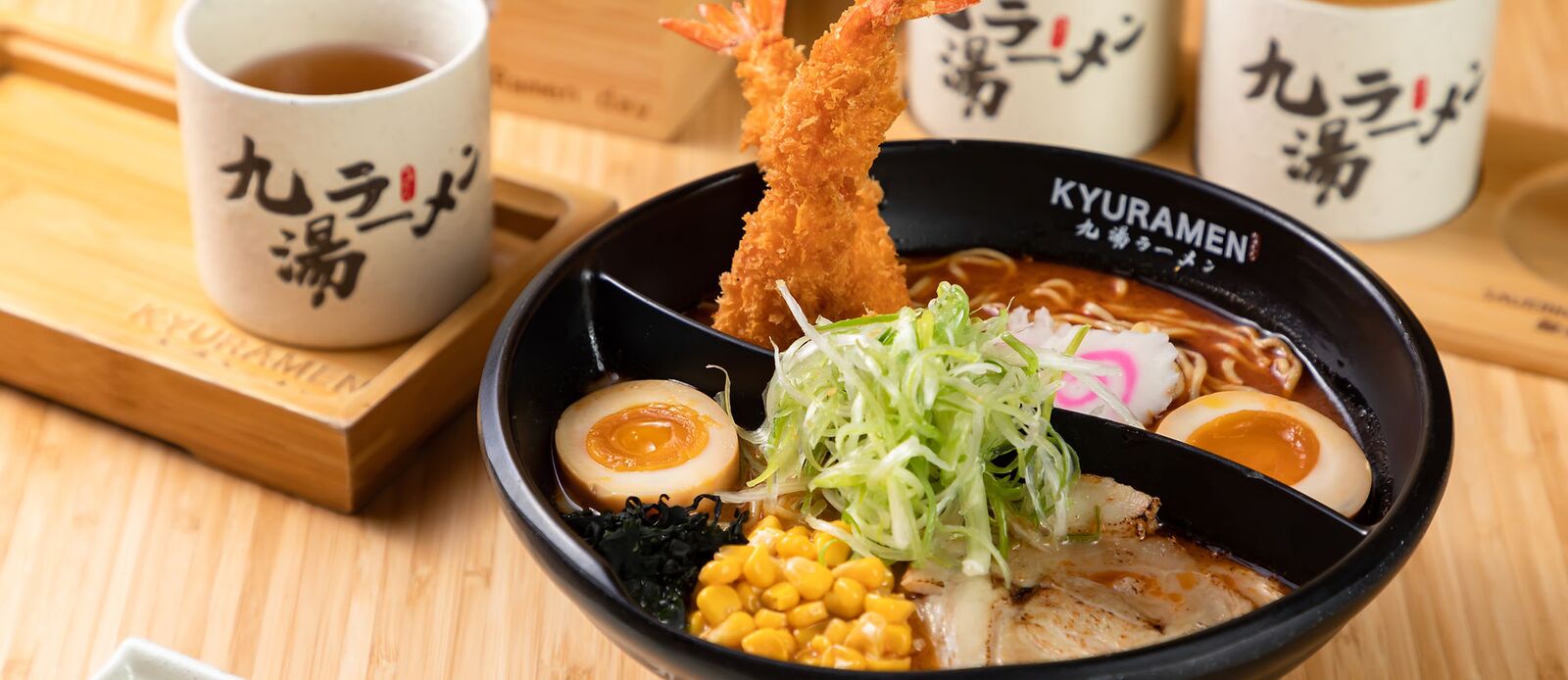 阴阳双拼拉面 - 九汤屋 Best Noodle 九汤屋招牌阴阳双拼拉面,配炸虾、溏心蛋与店内茶杯